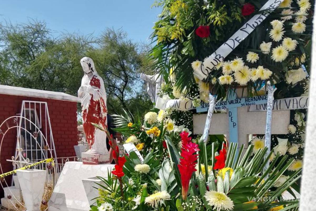 $!El féretro de “Huevito” fue sepultado en el panteón Guadalupe, acompañado de arreglos florales y muestras de cariño.
