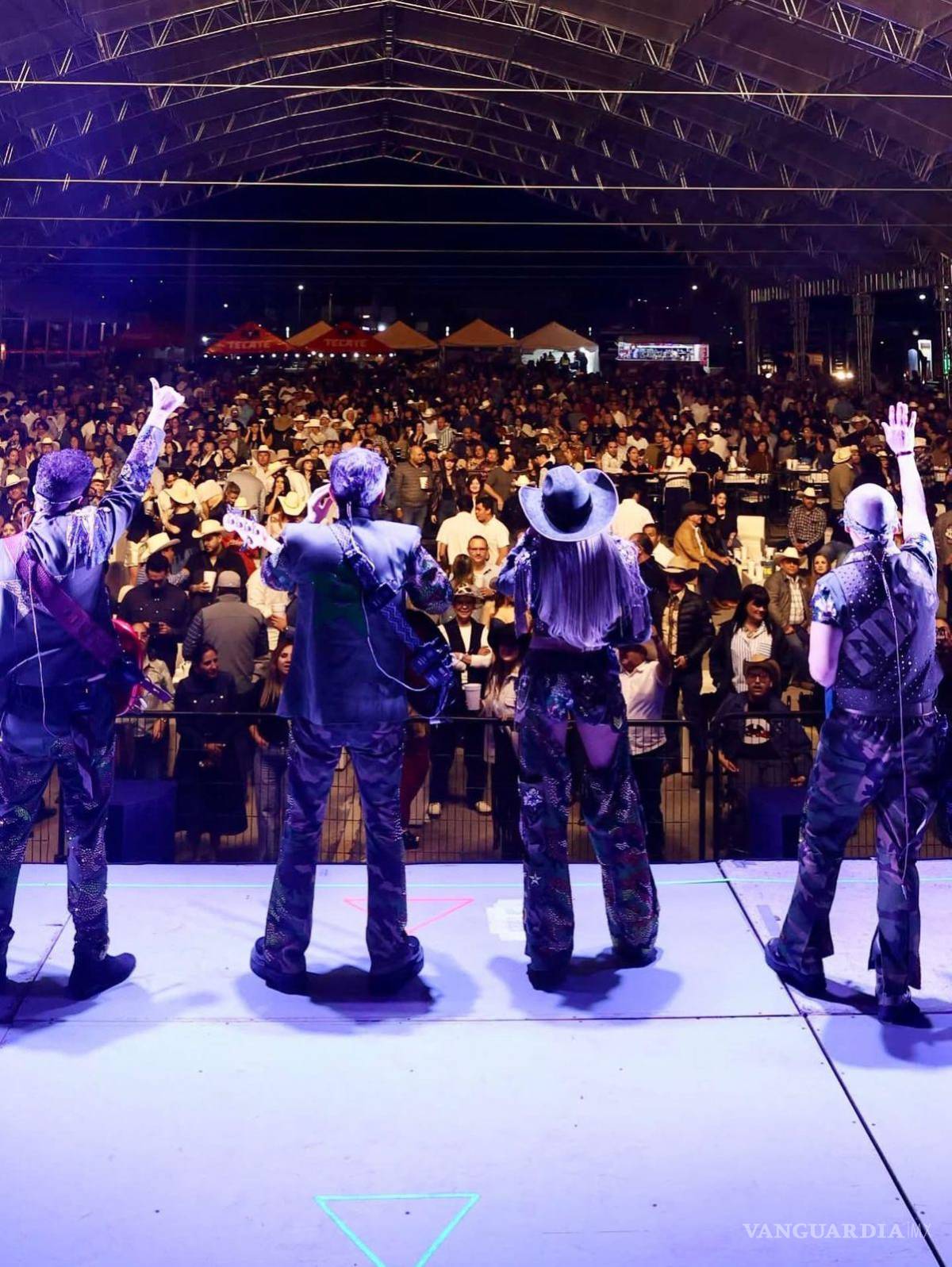 $!Diversos grupos musicales se presentaron durante el Festival Vaquero, animando el ambiente y congregando a cientos de asistentes en el área de conciertos.