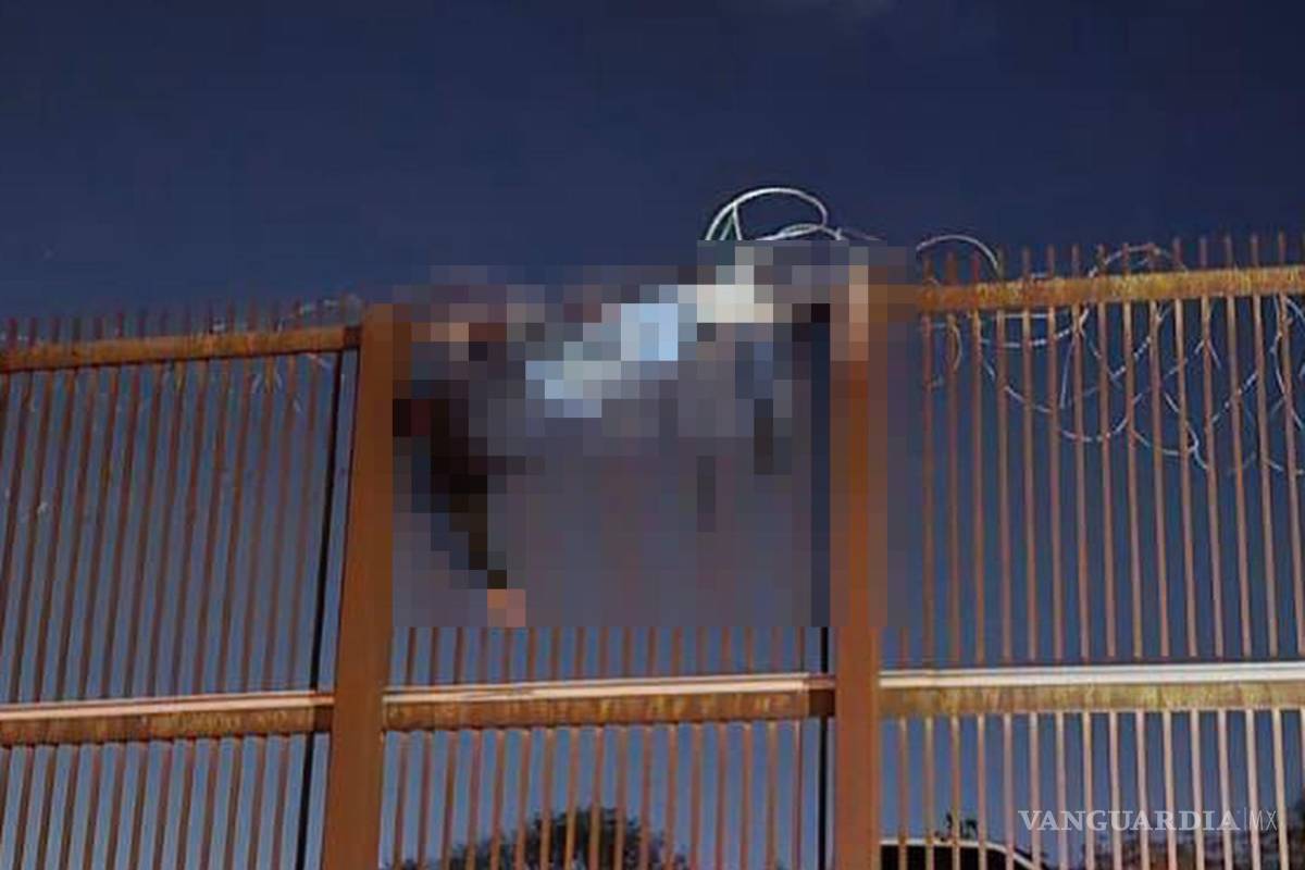 Rescatan a migrante atrapada en púas del muro fronterizo, en Texas (video)