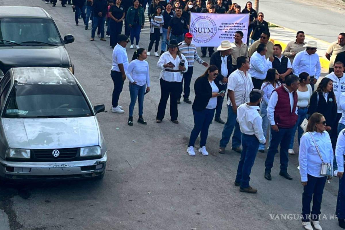 $!Elementos de Protección Civil resguardan la zona donde la pirotecnia explotó durante el desfile del 89 aniversario del municipio.