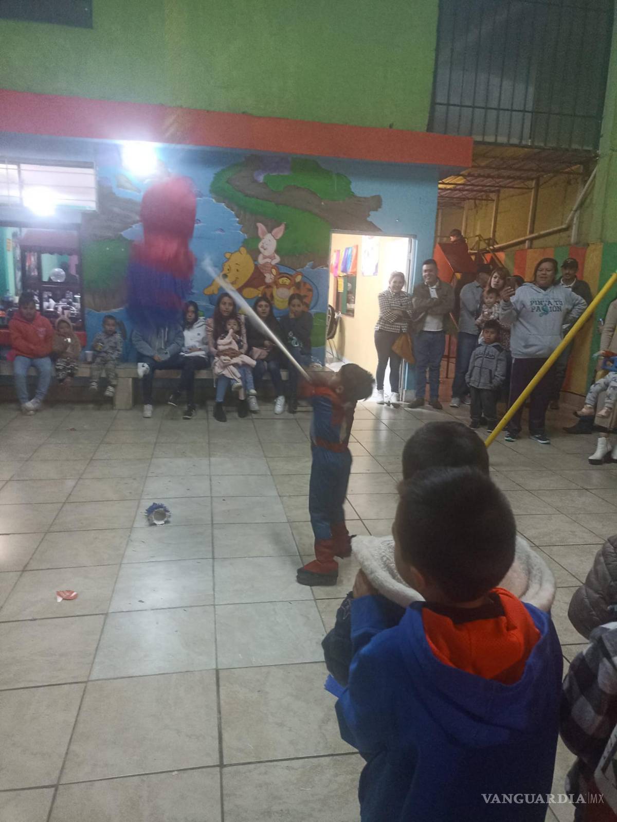 $!Santiago, el pequeño cumpleañero de cinco años, quebró su piñata acompañado delos asistentes.