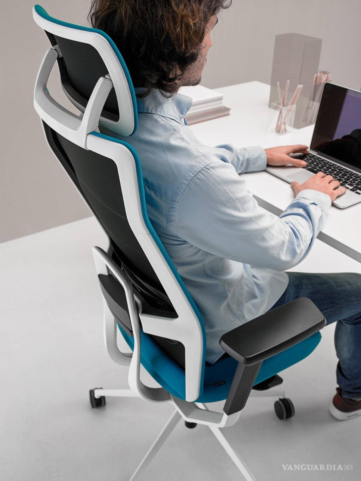 $!Teletrabajador en silla operativa TNK Flex. EFE/Actiu