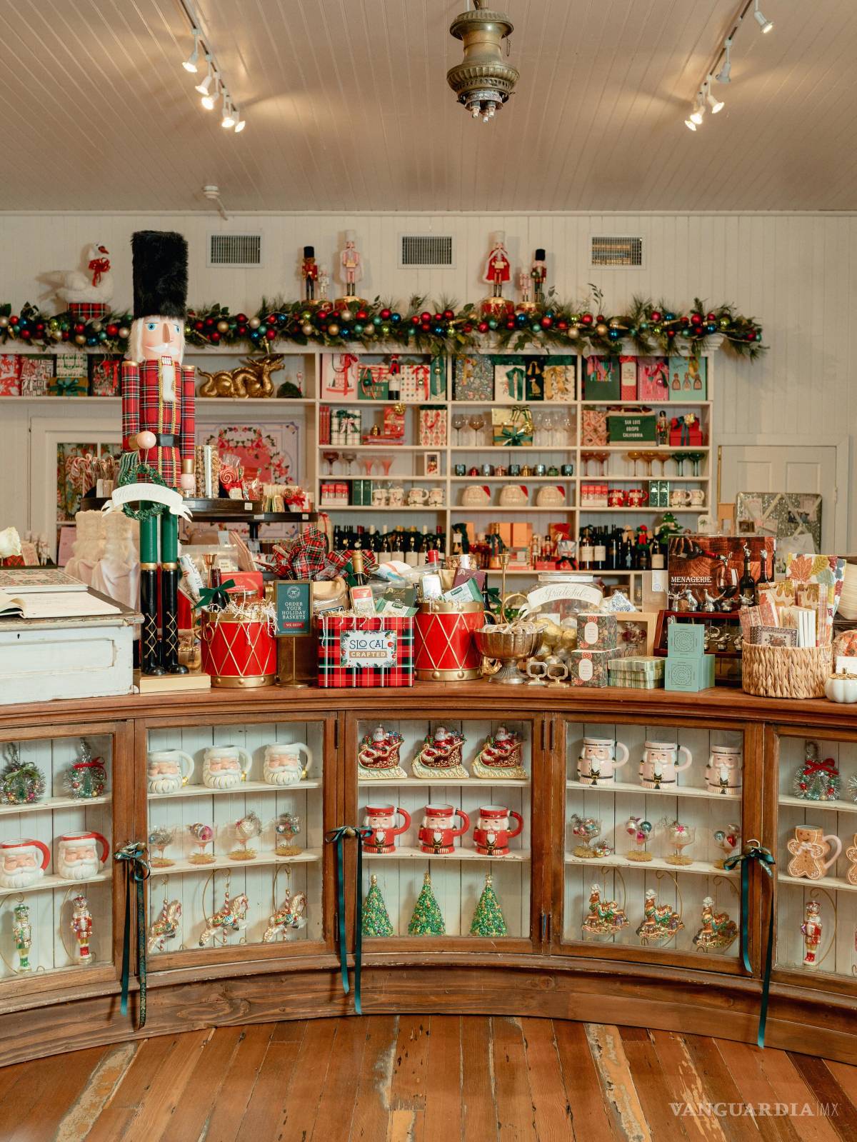 $!Esta foto, proporcionada por Ah Louis Store, muestra la tienda decorada para las fiestas en San Luis Obispo, California.