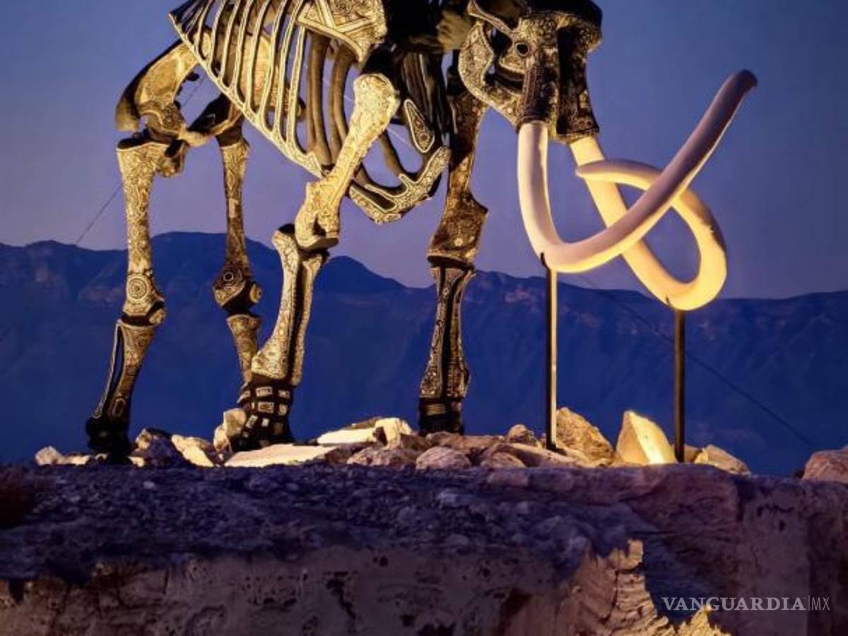 $!El Mamut Colombino, de acero y resinas epóxicas, reposando en lo más alto de la mina, uniendo arte y naturaleza en Cuatro Ciénegas.