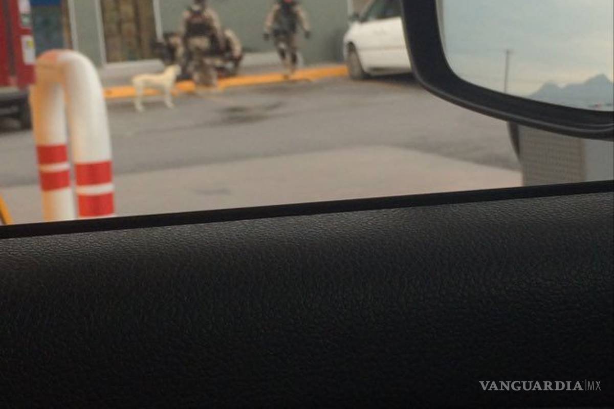 Miembros del Grupo de Reacción Sureste de Coahuila son captados golpeando a limpiaparabrisas