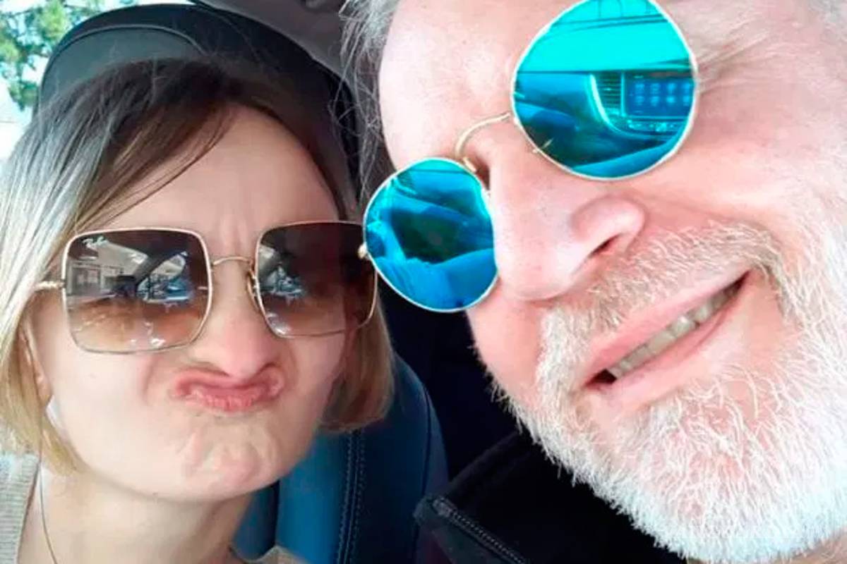 $!Parece de 15 años, pero tiene 27, ¡y su novio tiene 54!