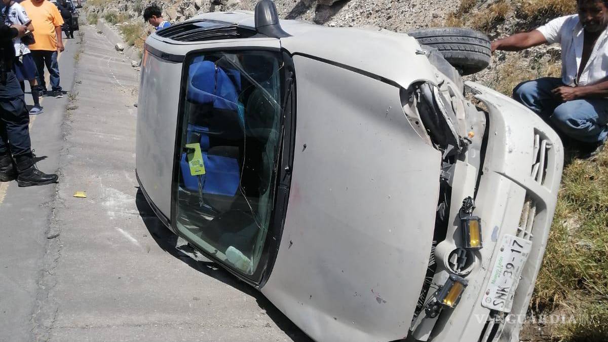 Hombre vuelca con sus nietos, en Ramos Arizpe