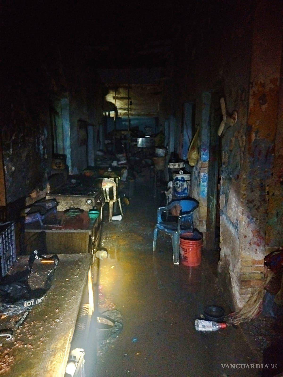 $!Elementos del Cuerpo de Bomberos y vecinos colaboraron en el rescate de los tres afectados.