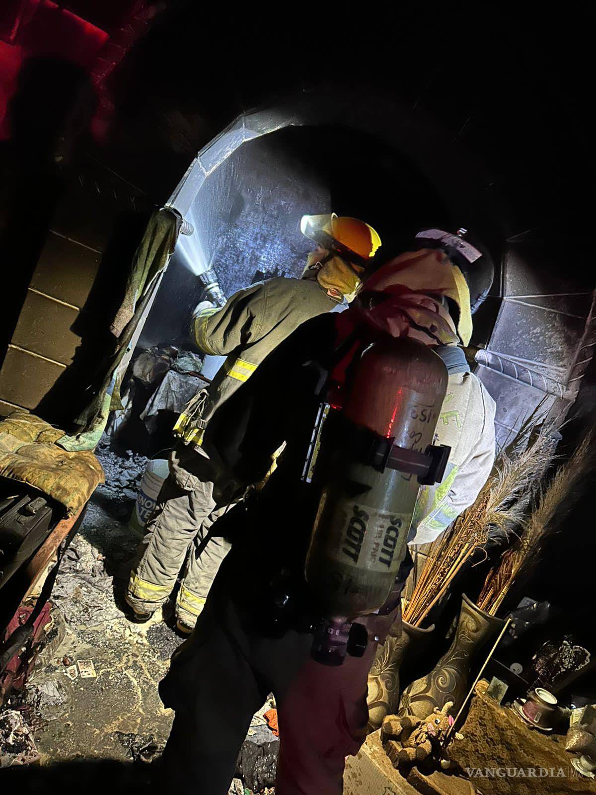 $!Los bomberos, tras sofocar las llamas, revisaron que no hubiera puntos que pudieran arder.