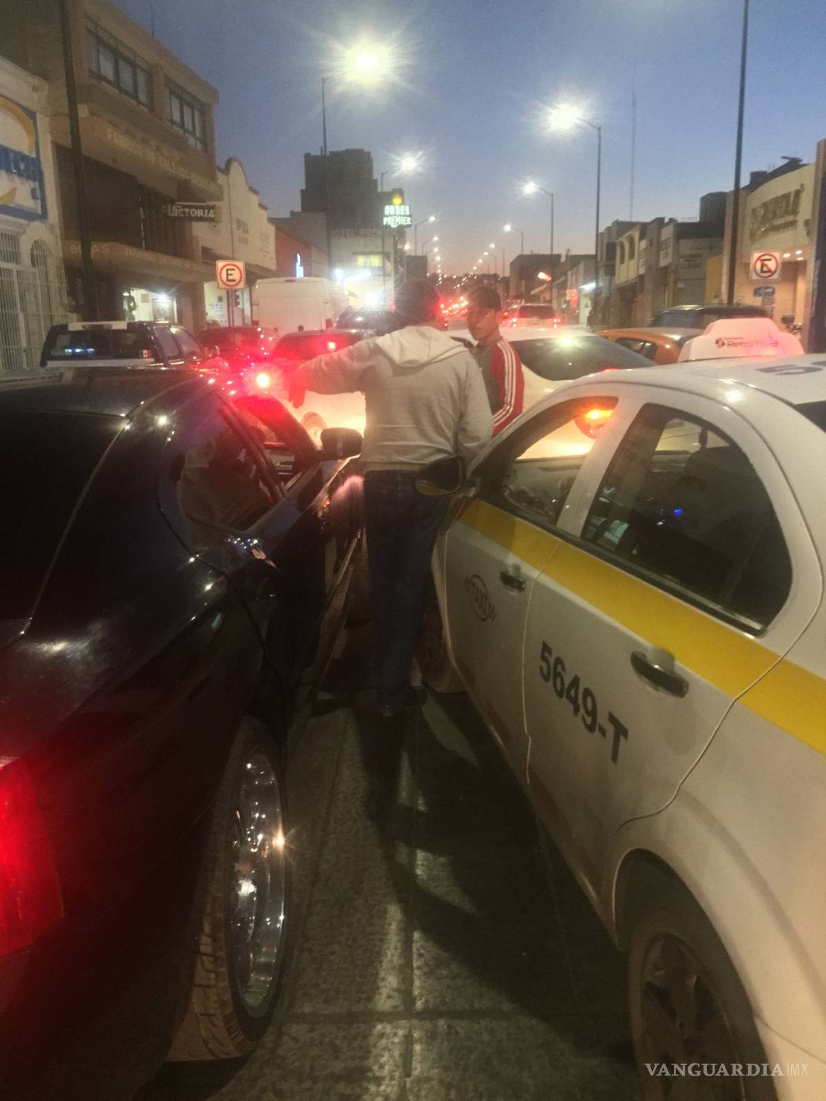 $!Arrecia desabasto de gasolina en la capital de Coahuila tras colapso de la carretera Saltillo-Monterrey