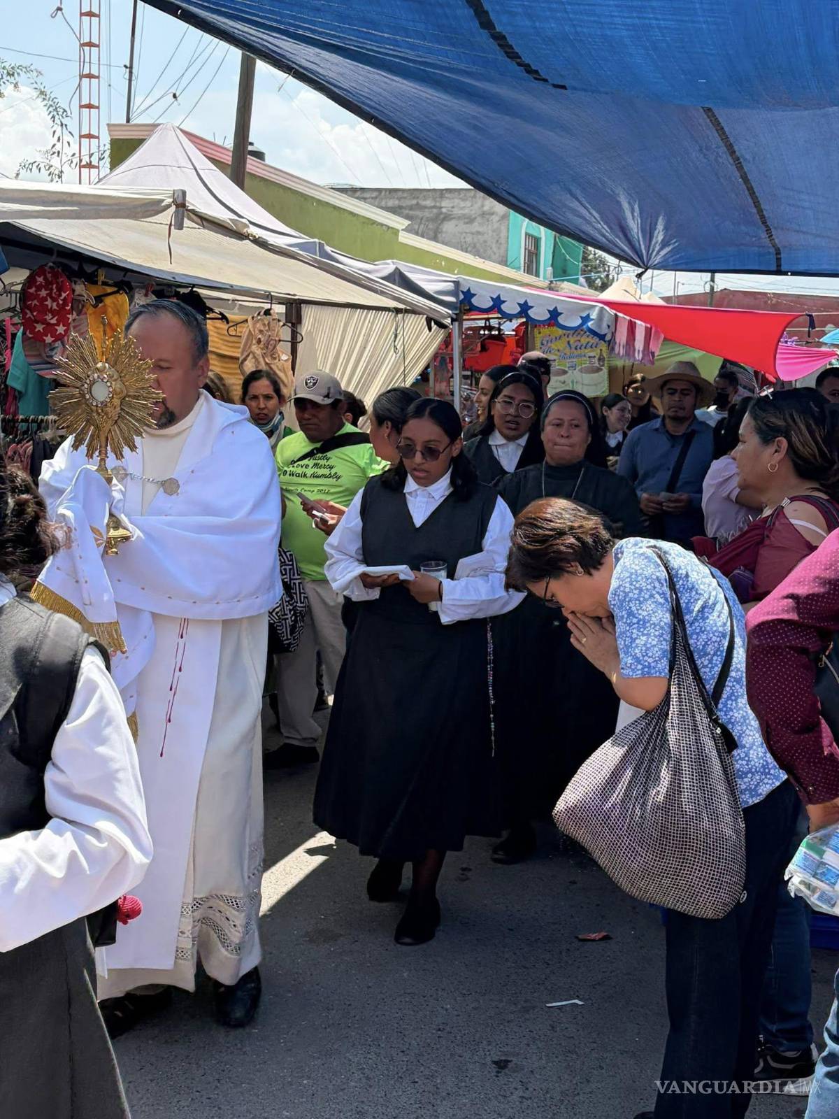 $!El Santísimo Sacramento recorrió por segunda ocasión los pasillos del tradicional mercado de la colonia Bellavista.