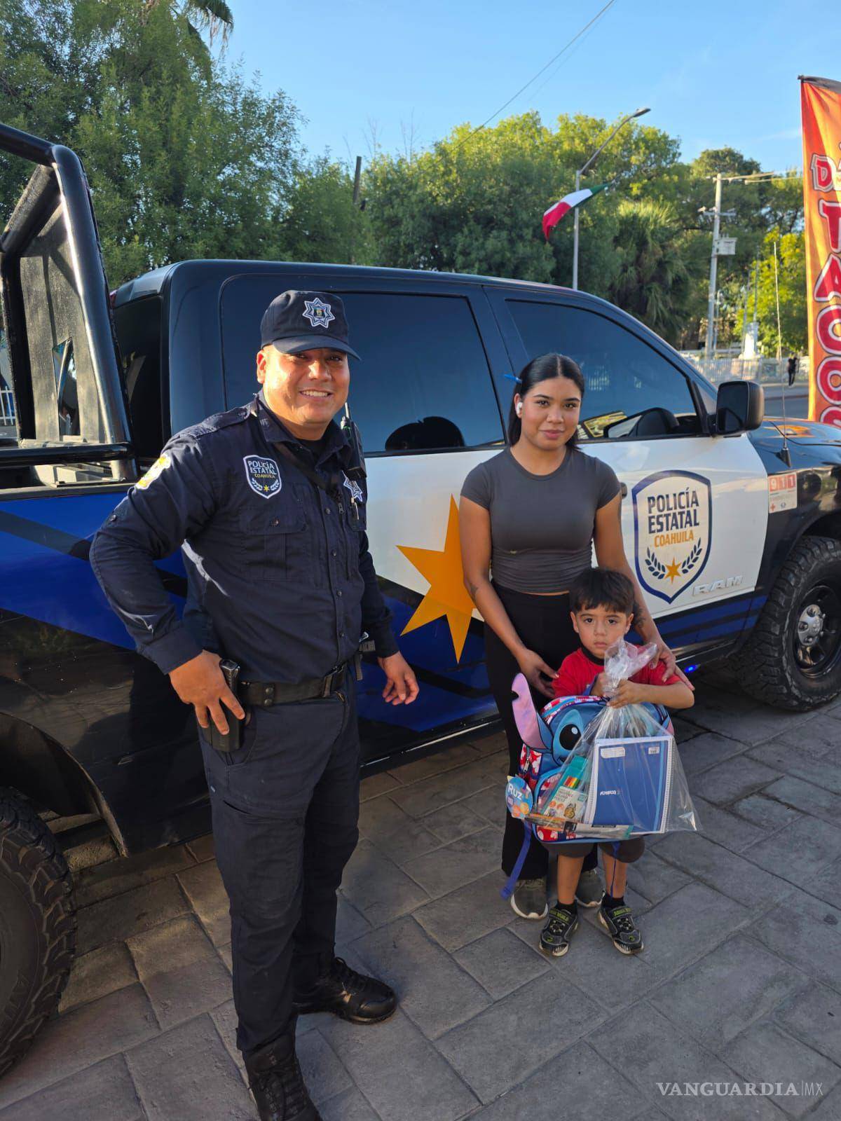 $!Proximidad. Agentes estatales participan en actividades de acercamiento con las familias, entre ellas la entrega de material escolar.