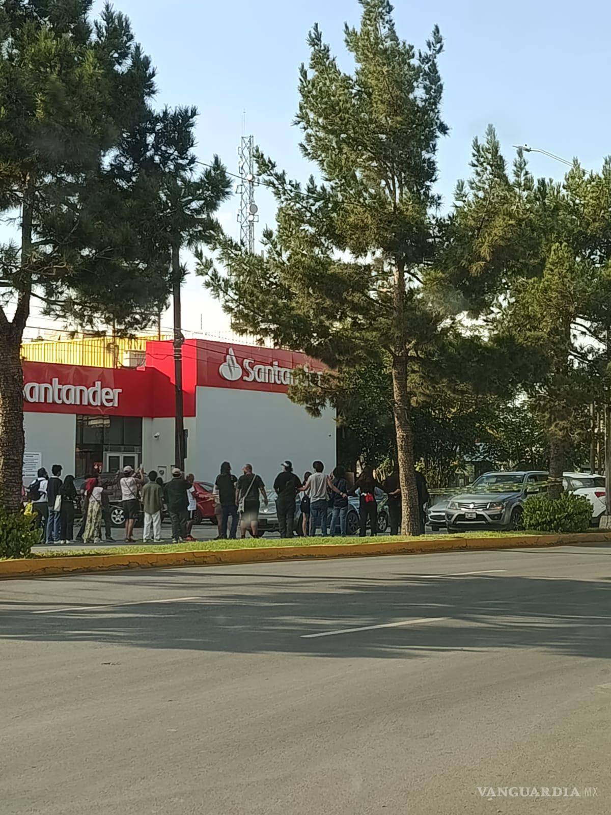 $!Vecinos acudieron al bloqueo del V. Carranza para plantear inconformidades relacionadas con la falta de suministro en distintas colonias de la ciudad.