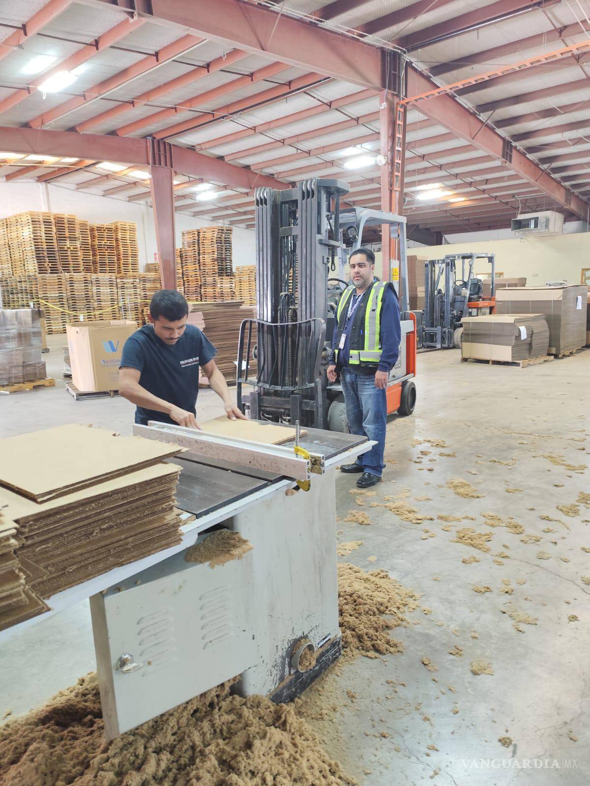 $!Personal de medicina del trabajo del IMSS Coahuila durante evaluación de riesgos laborales en una empresa.