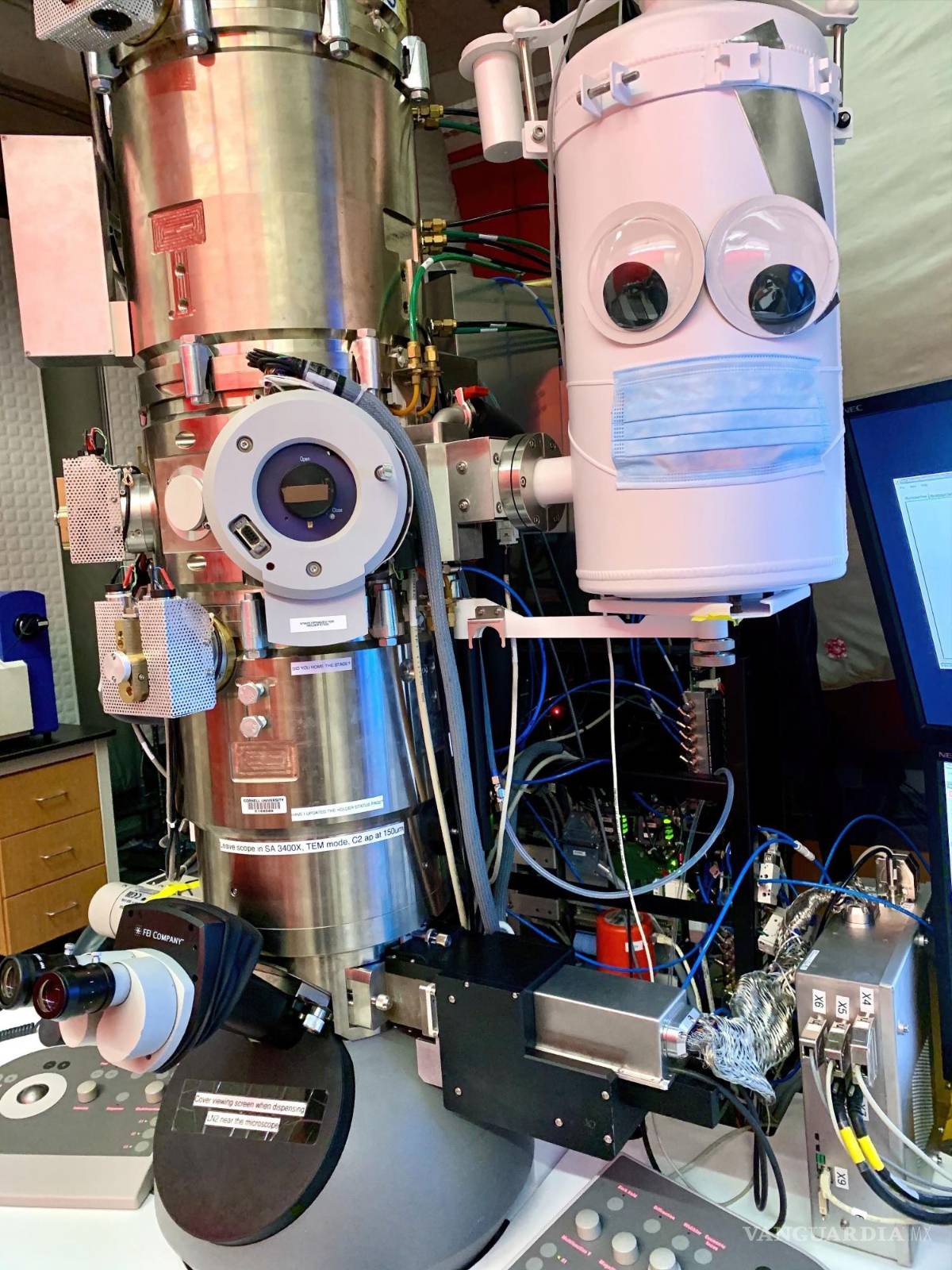 $!Microscopio electrónico utilizado en las investigaciones. El detector para registrar los datos necesarios para las imágenes de alta resolución es el elemento negro y plateado en la parte inferior derecha. EFE/Cornell University/David A. Muller