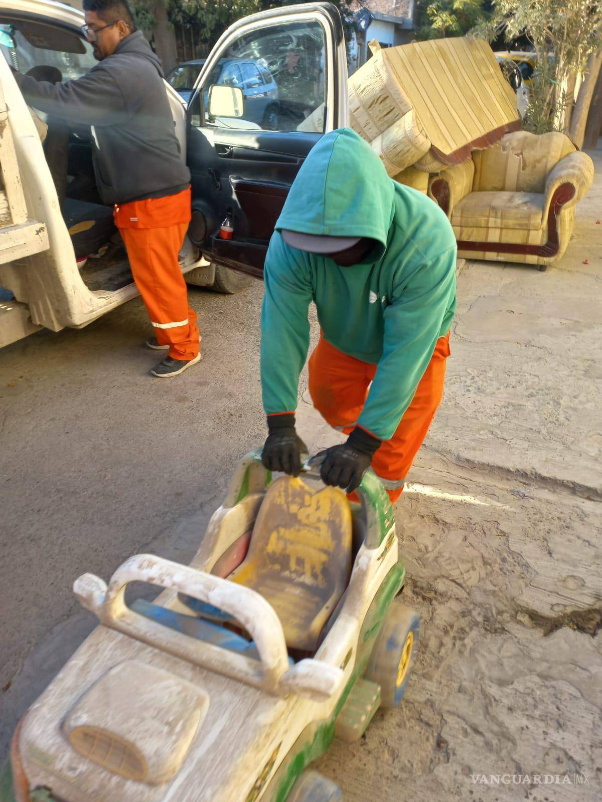 $!Trabajadores municipales cargan residuos y materiales en los camiones de recolección.