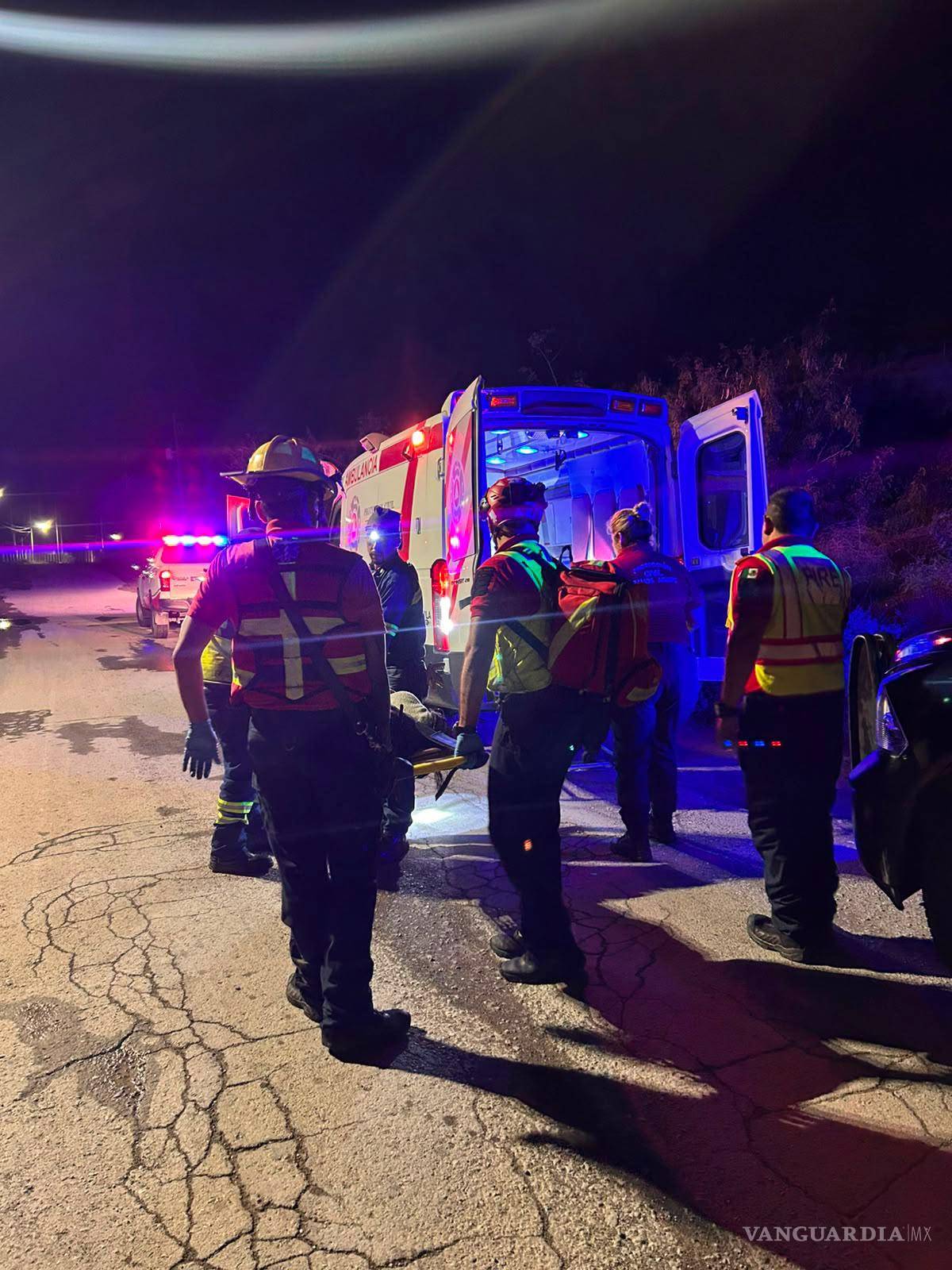 $!Paramédicos atendieron a la víctima y la trasladaron de emergencia al Hospital Ixtlero.