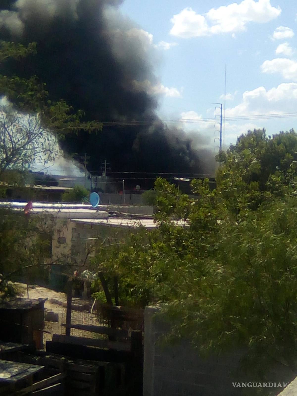 $!Sofocan incendio en recicladora de Frontera