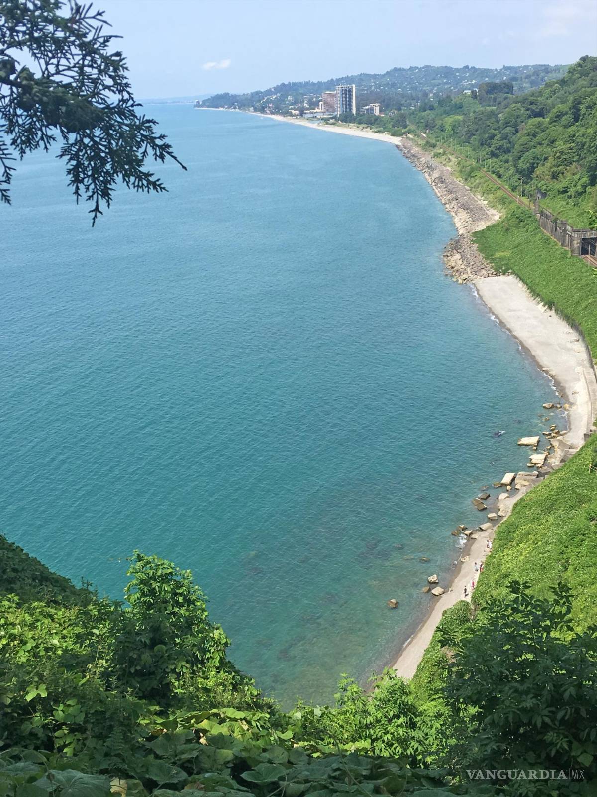 $!Vista de una zona de costa de Batumi con las aguas del mar Negro. EFE/Misha Vignanski