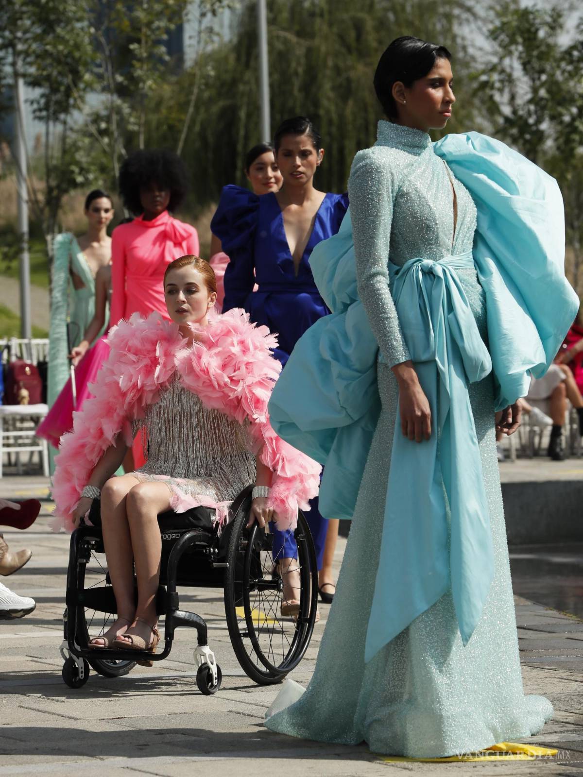 $!Modelos lucen diseños durante el All Inclusive Runway en el Parque La Mexicana en Ciudad de México (México).