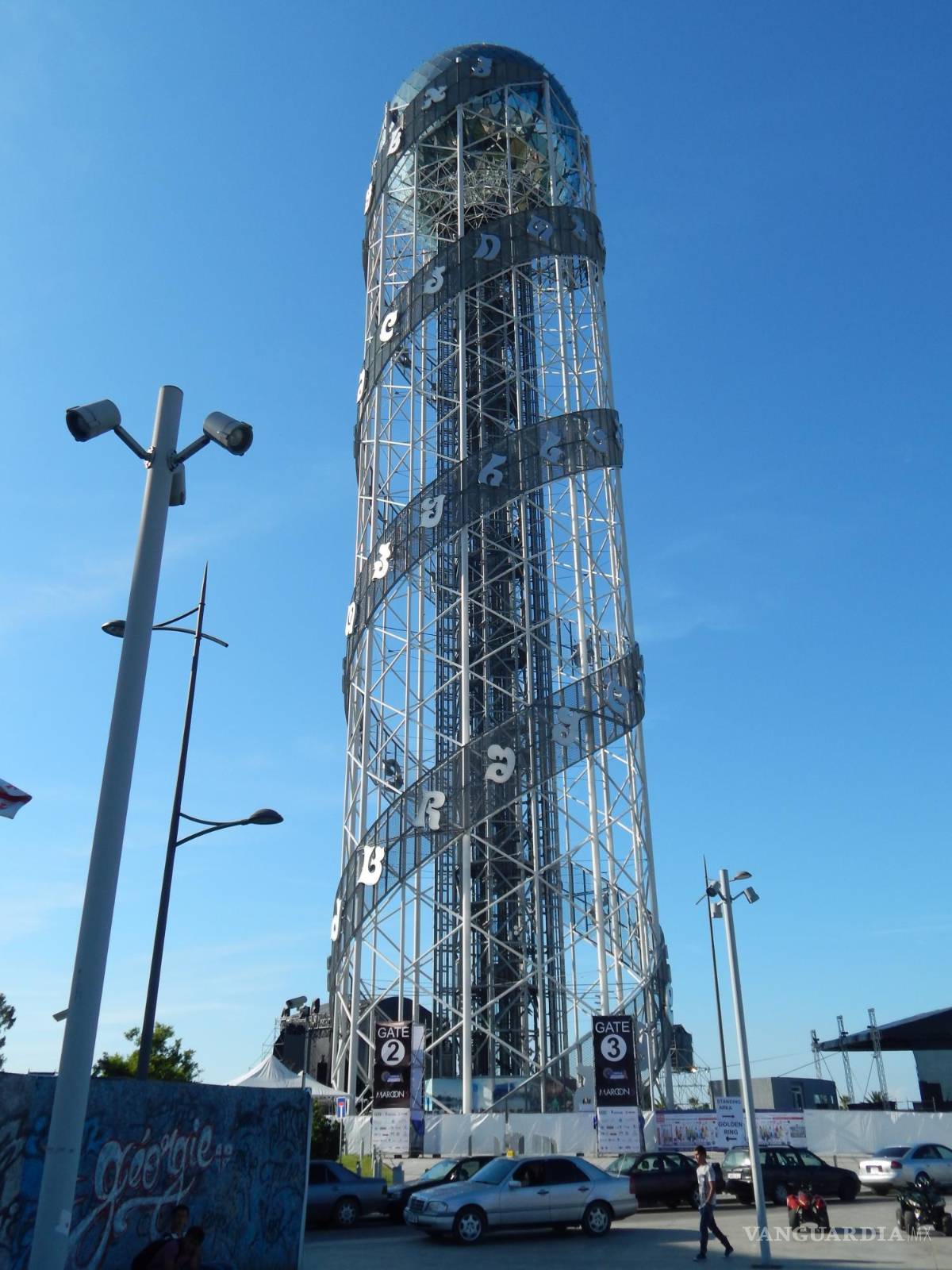 $!Una torre con el alfabeto georgiano. EFE/Misha Vignanski