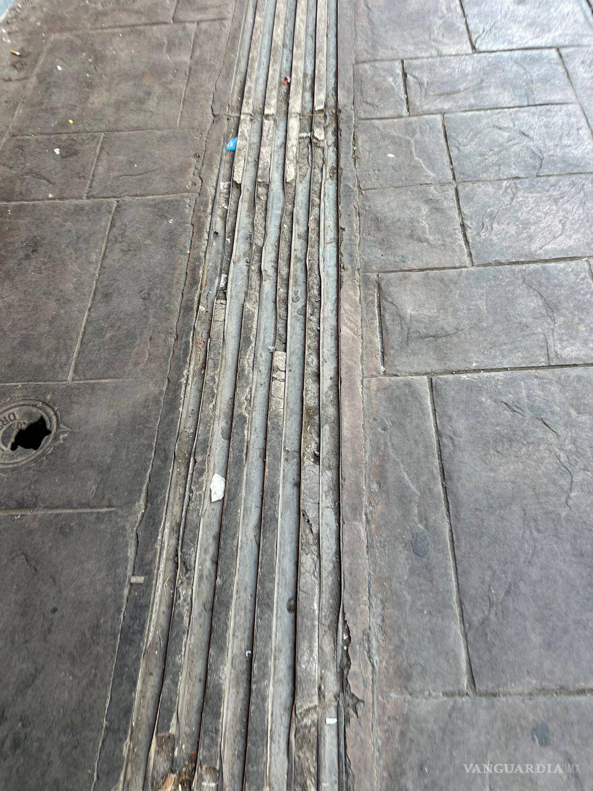 $!Las afectaciones se extienden a lo largo de varios metros sobre la calle Aldama, donde las líneas podotáctiles muestran desgaste, fracturas y piezas desprendidas.
