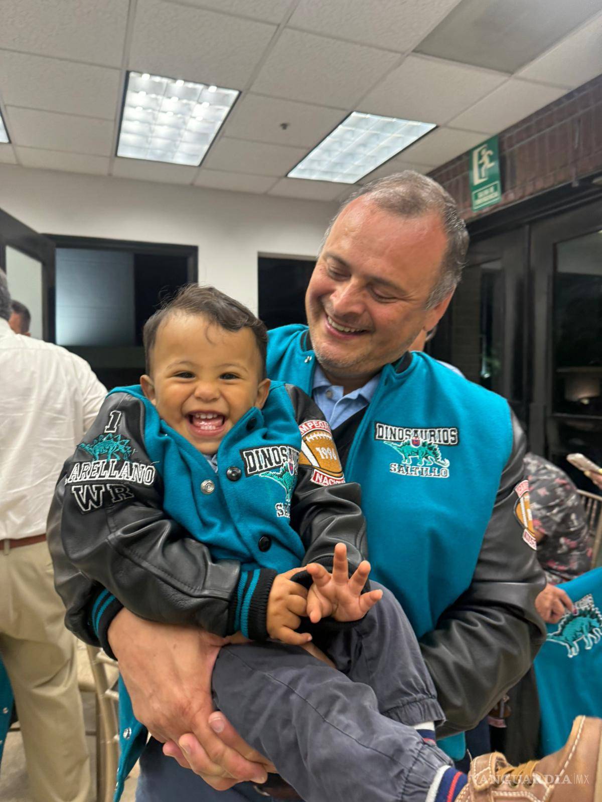 $!Un momento especial se vivió con el pequeño Zeus, quien también recibió su chamarra personalizada como nuevo integrante simbólico.