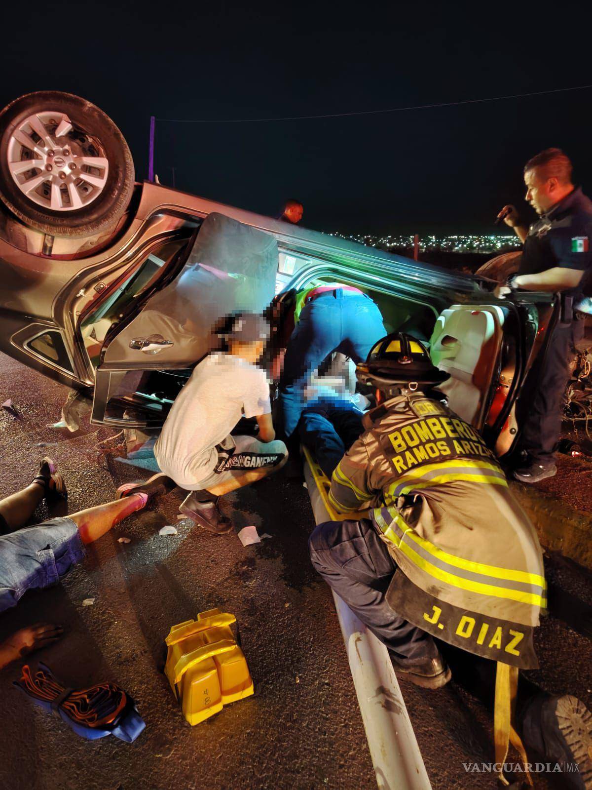 $!Cuerpos de emergencia valoran al conductor y copiloto, ambos con lesiones graves tras el aparatoso accidente.