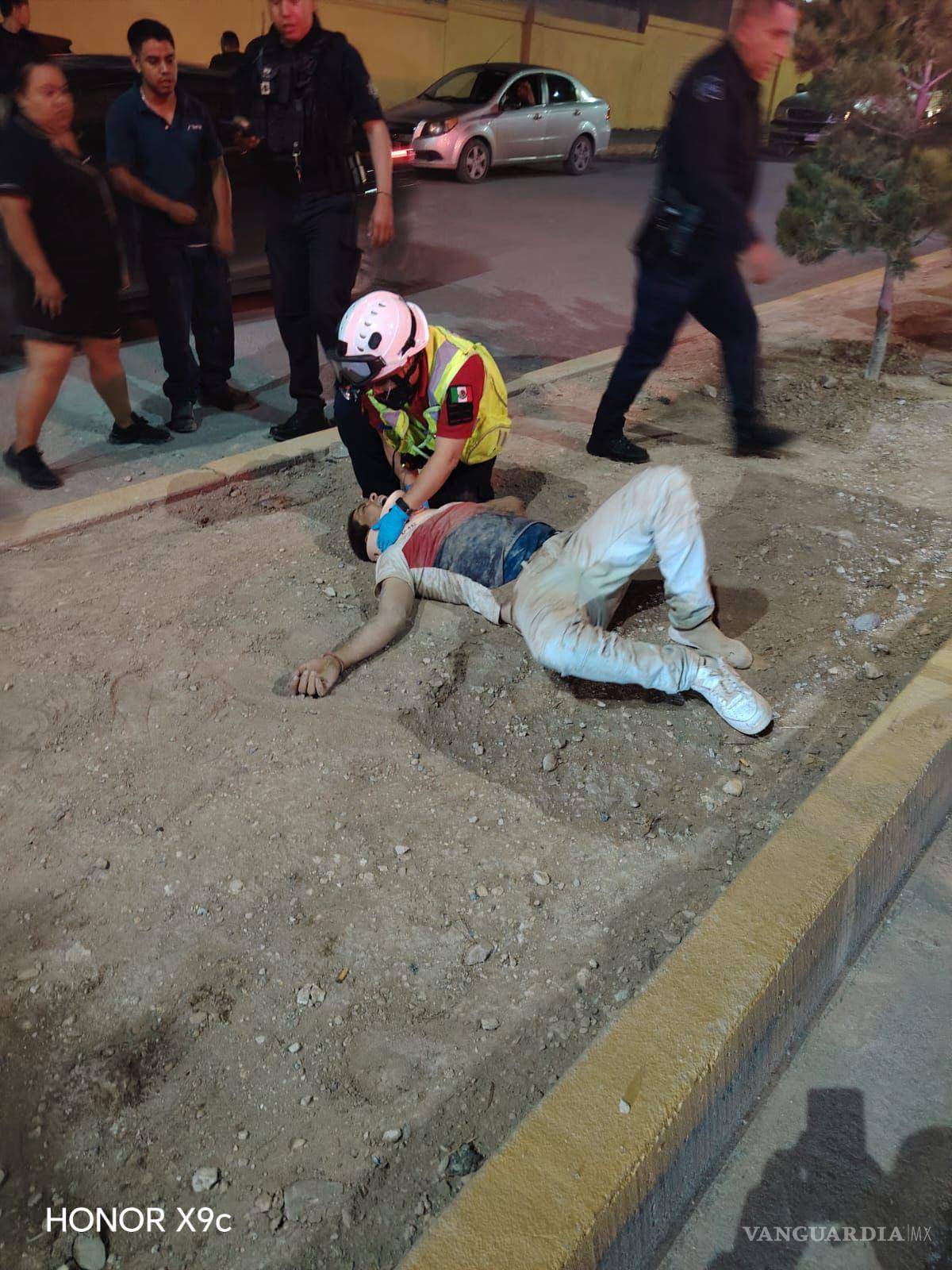 $!Vecinos del sector solicitaron apoyo al Sistema de Emergencias 911 tras percatarse del accidente y permanecieron en el lugar mientras arribaban los cuerpos de auxilio para atender al lesionado.