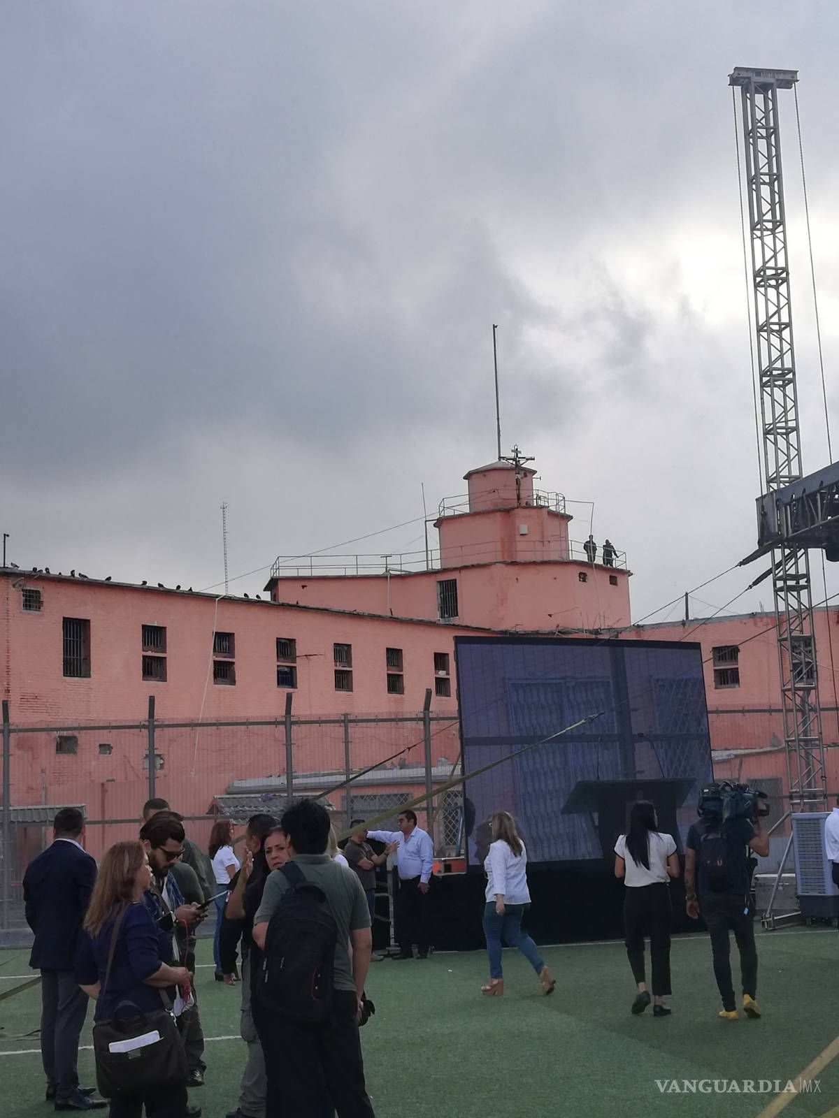 $!¡Adiós Penal de Topo Chico! Entre amenazas y polémica asiste 'El Bronco' a clausura