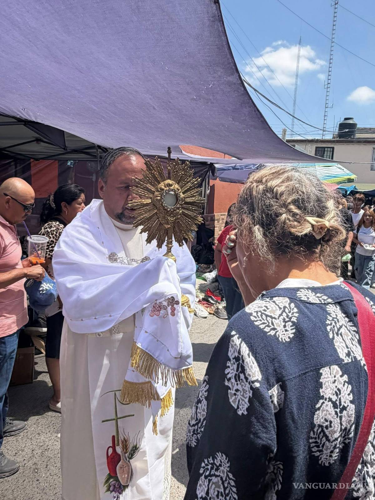 $!Comerciantes y visitantes participaron con respeto y emoción en la celebración realizada entre los puestos del tianguis.