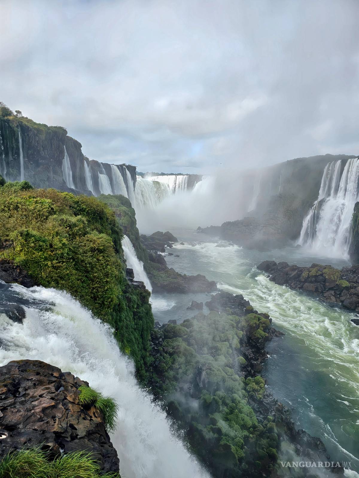 $!Cataratas de Iguazú, en la frontera entre Argentina y Brasil.