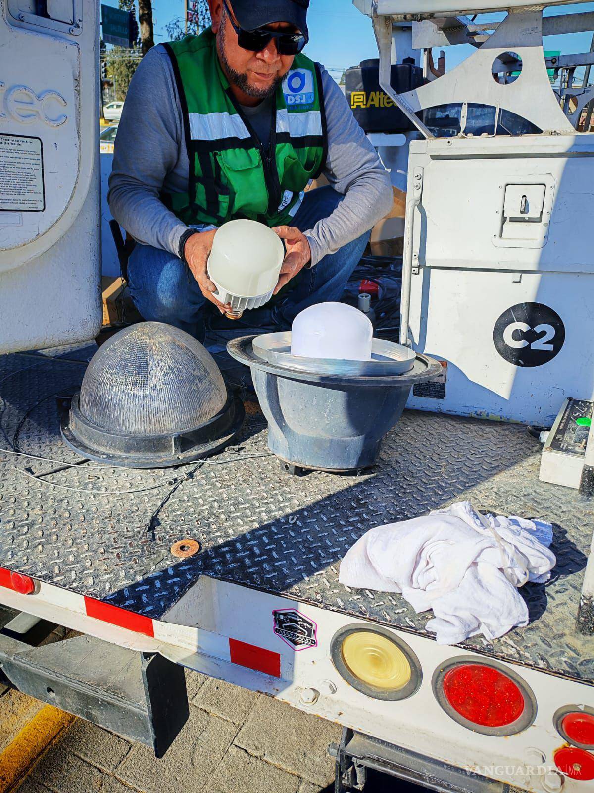 $!Las brigadas realizan supervisión, reparación y sustitución de luminarias según reportes ciudadanos y recorridos municipales.