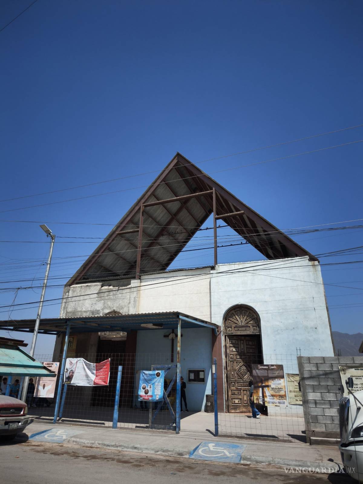 $!La Parroquia de la Medalla Milagrosa se llenó de oraciones y recuerdos.