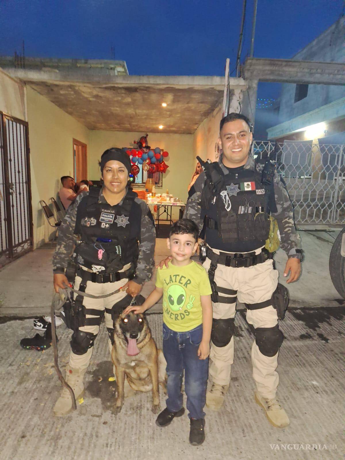 $!Los oficiales y Nana posaron para fotos con el niño y su familia, generando sonrisas y momentos emotivos durante la fiesta de cumpleaños.