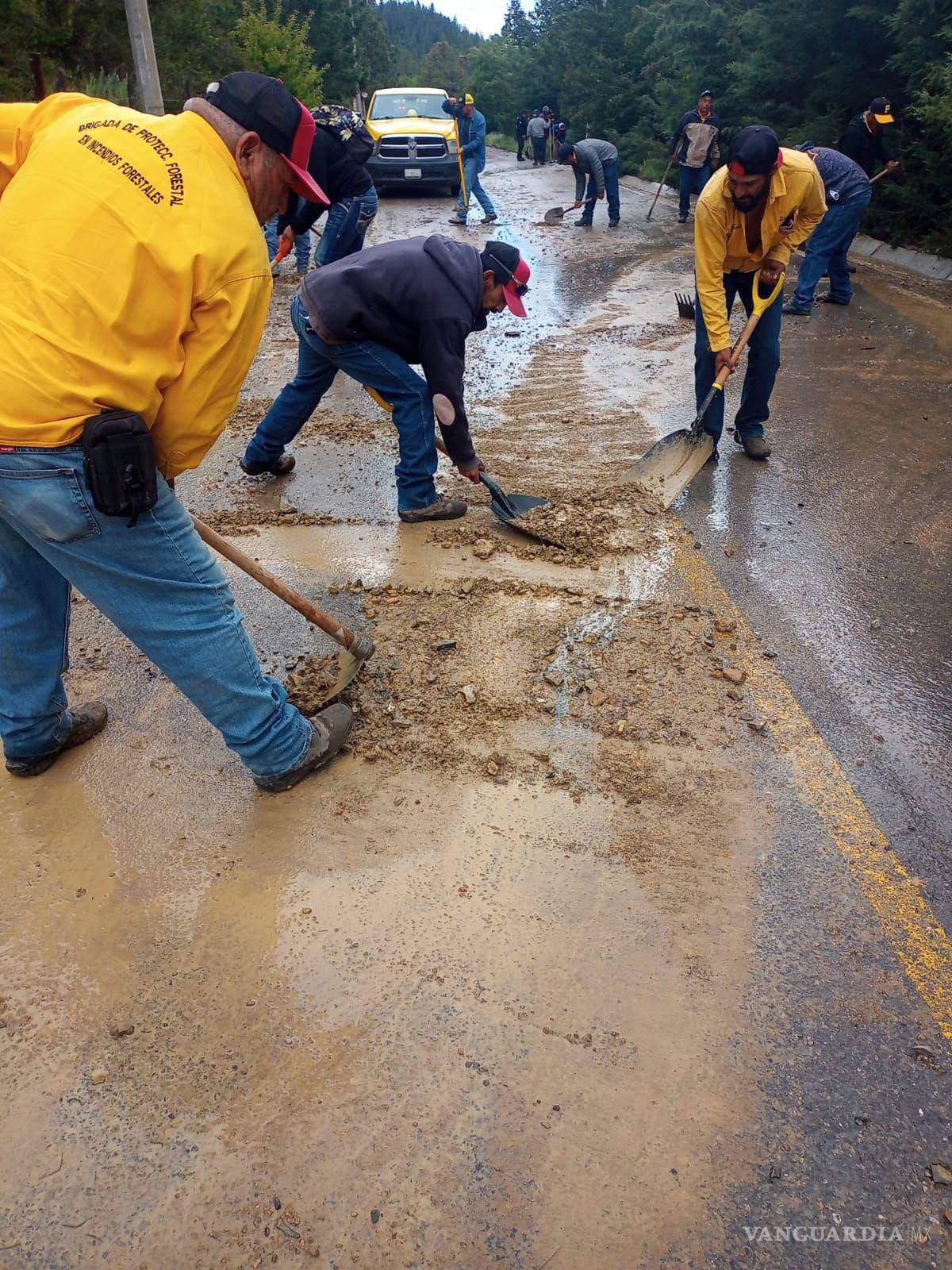 $!Caminos dañados y con lodo son atendidos por brigadistas.