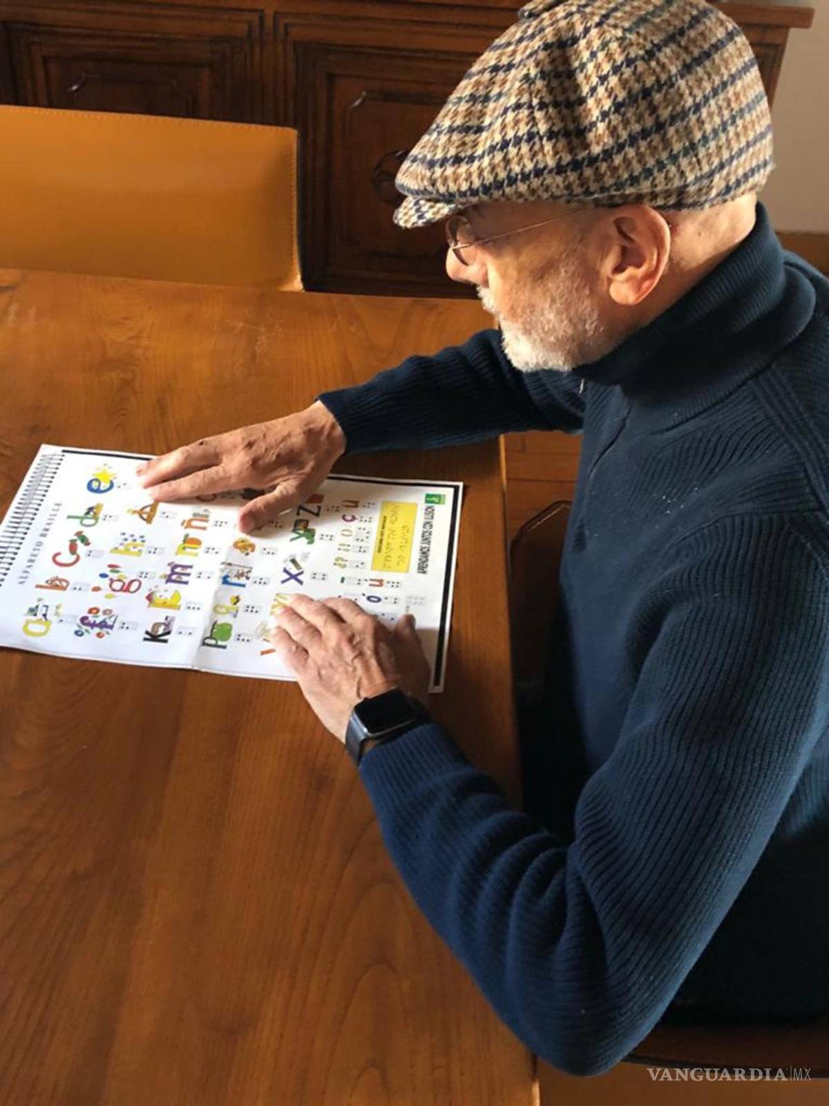 $!Pedro García Domínguez con la tabla Braille donde se explican puntos y letras. EFE/Pedro García Domínguez