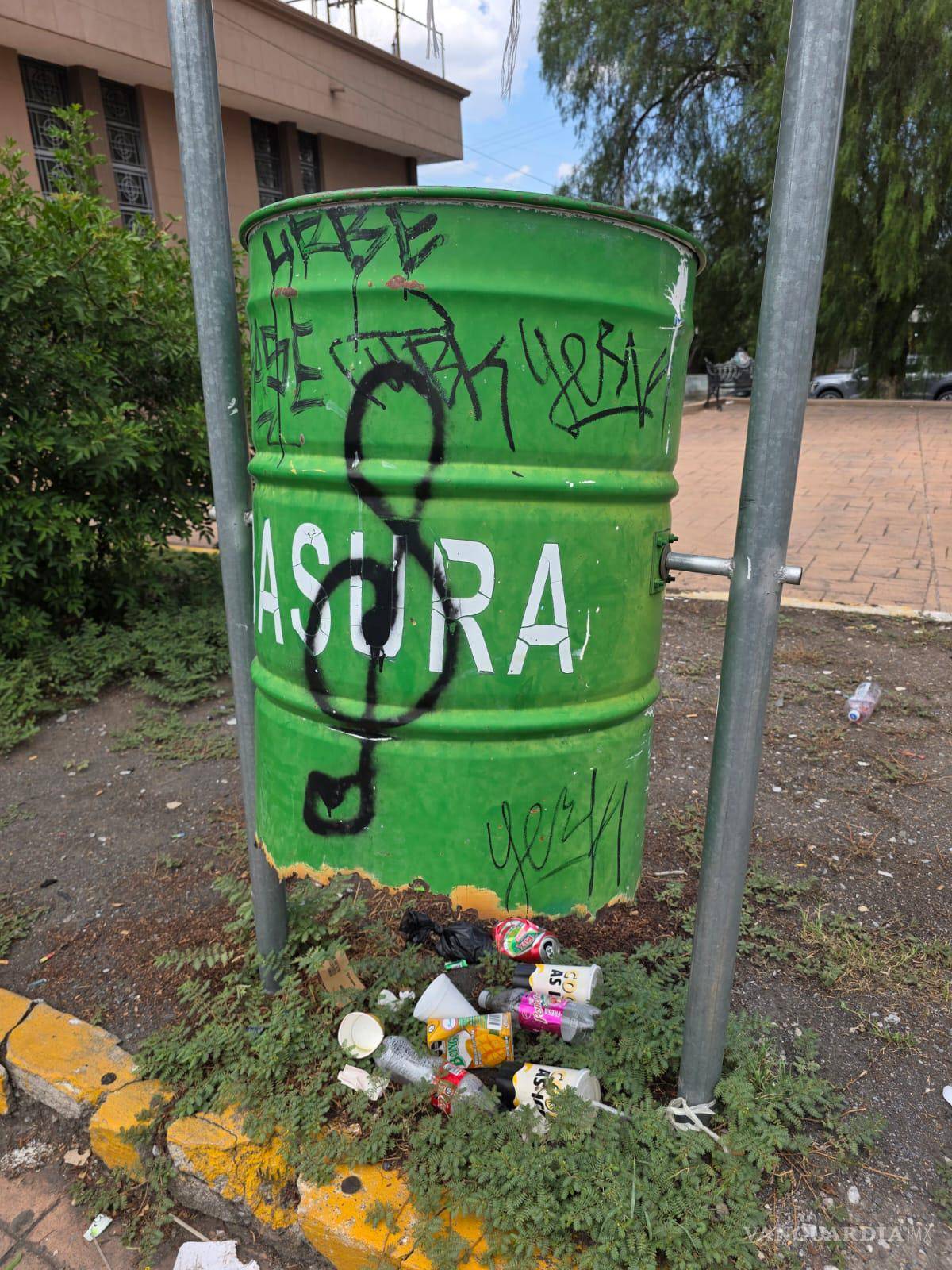 $!Uno de los depósitos presenta una abertura en la parte inferior, mientras que distintos residuos permanecen acumulados a su alrededor.