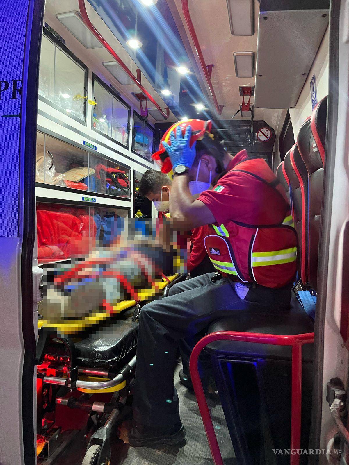 $!El equipo de emergencias estabilizó al acompañante con fractura en el fémur antes de trasladarlo a la Clínica 2 del IMSS.