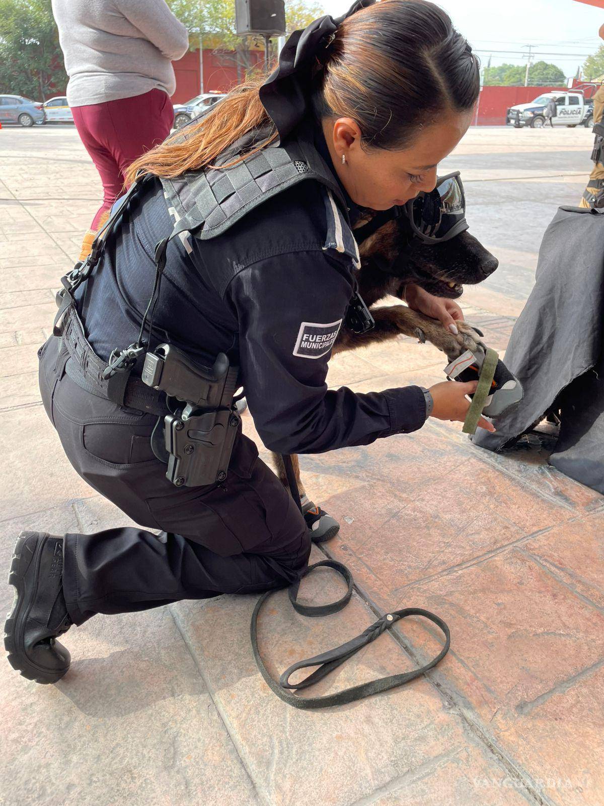 $!La oficial Karina Reyna Ramos junto a Bebeto, perro especializado en detección de narcóticos.