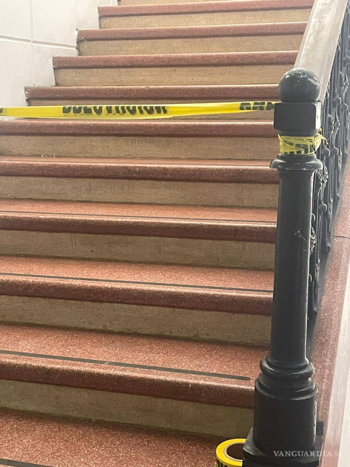 $!Trabajadores colocaron cinta amarilla en las instalaciones para bloquear el acceso a la primera planta del hospital.