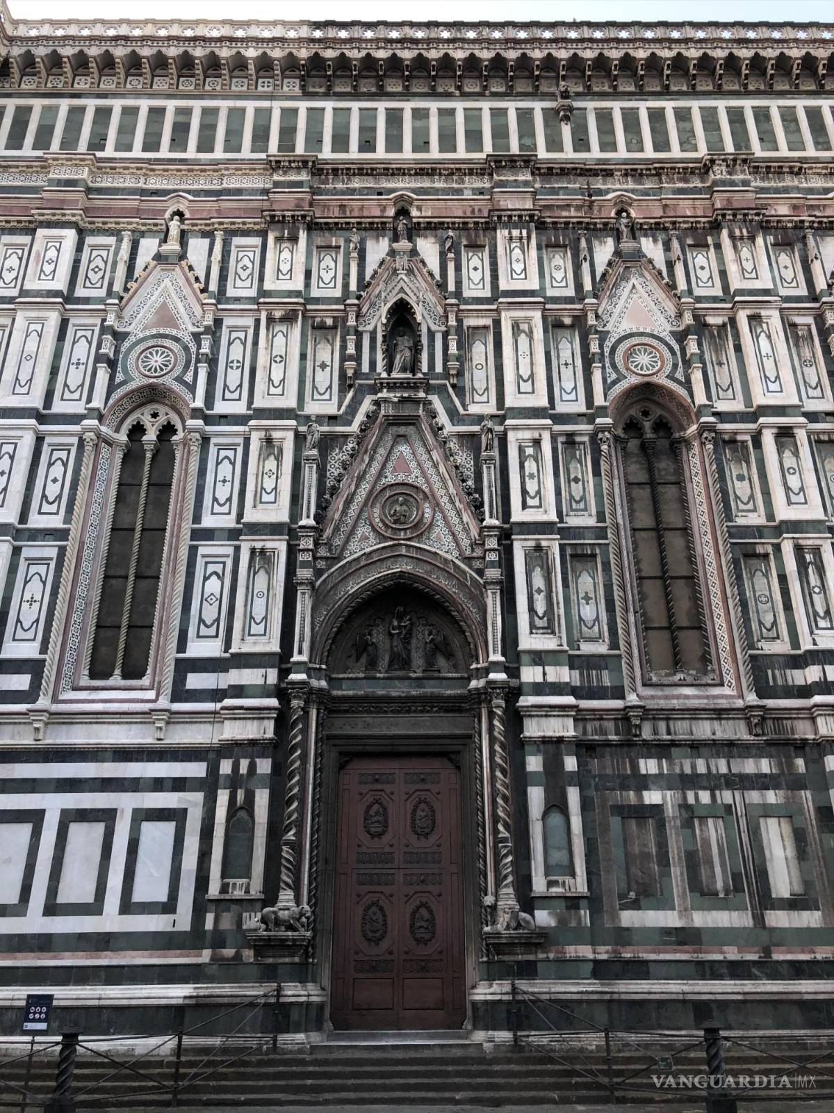 $!Las esculturas de mármol de la Puerta dei Cornacchini de la catedral de Florencia tuvieron una apariencia muy diferente en el siglo XIV.