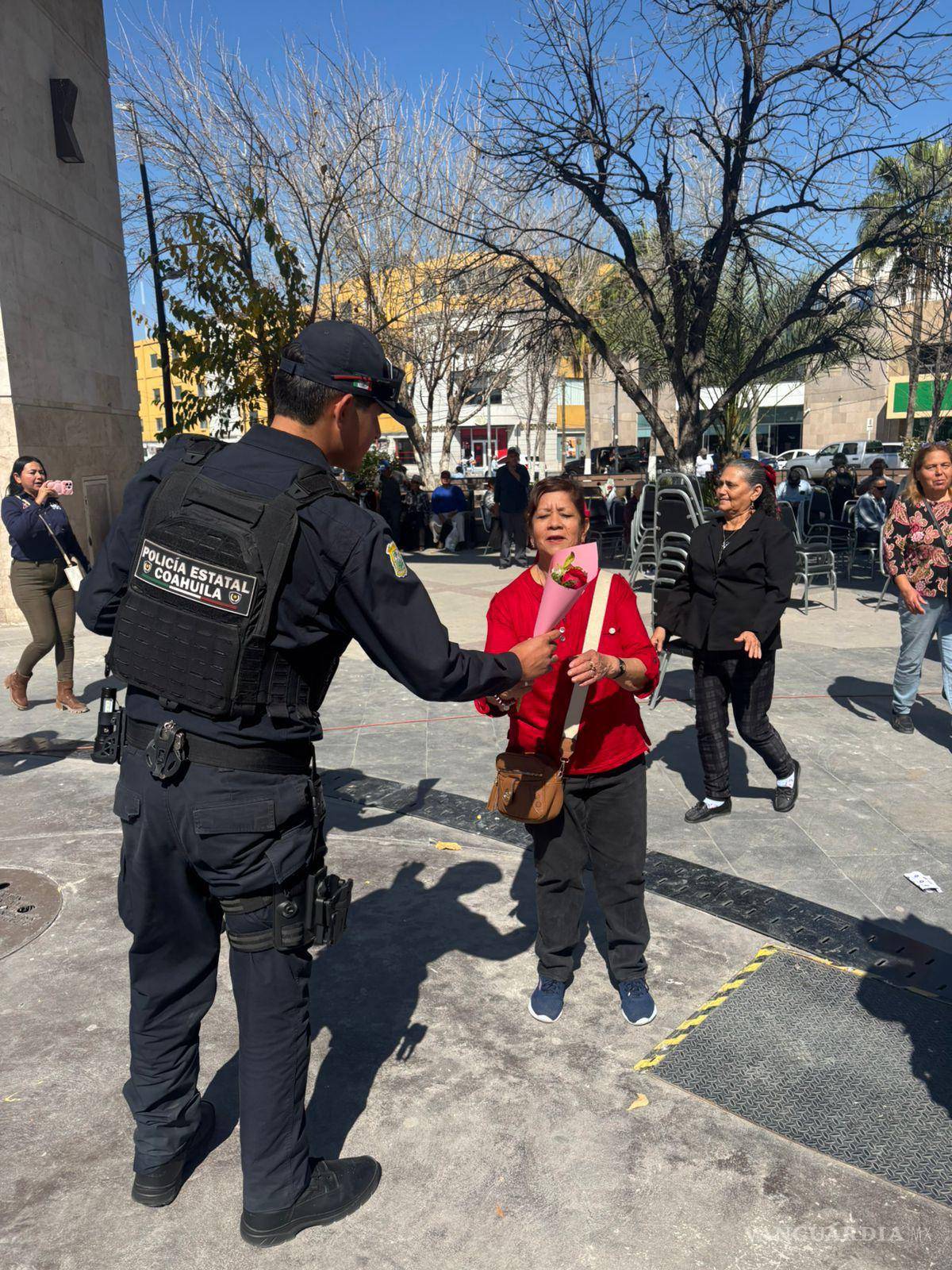 $!El detalle fue bien recibido por mujeres de distintas edades en la plaza principal.