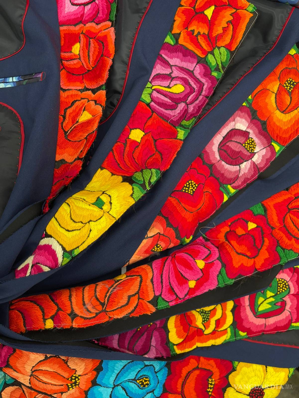 $!Mexicanos vistieron uniformes artesanales en inauguración de Juegos Olímpicos