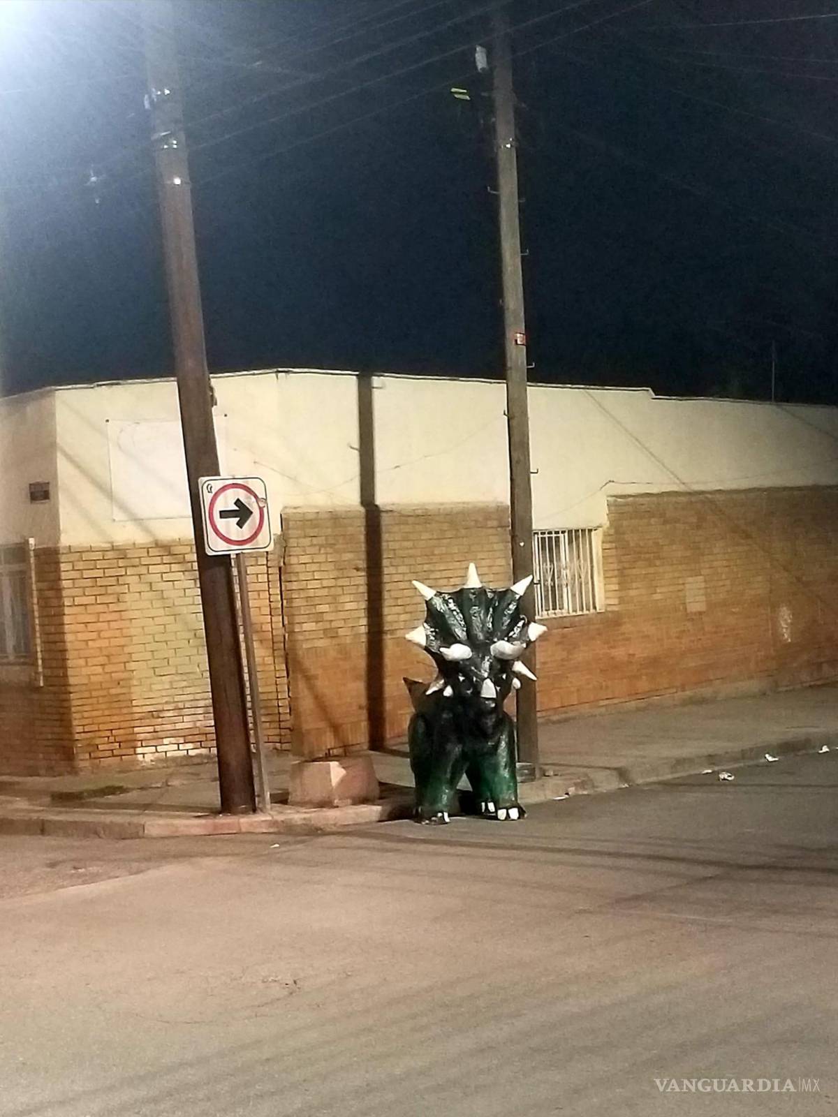 $!La piñata del Triceratops se compartió en redes por los fanáticos de los dinosaurios.