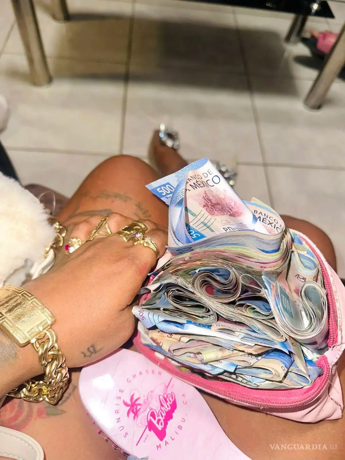 $!‘La Barbie de la Alianza’ es detenida en Monterrey; aseguran droga y cargadores