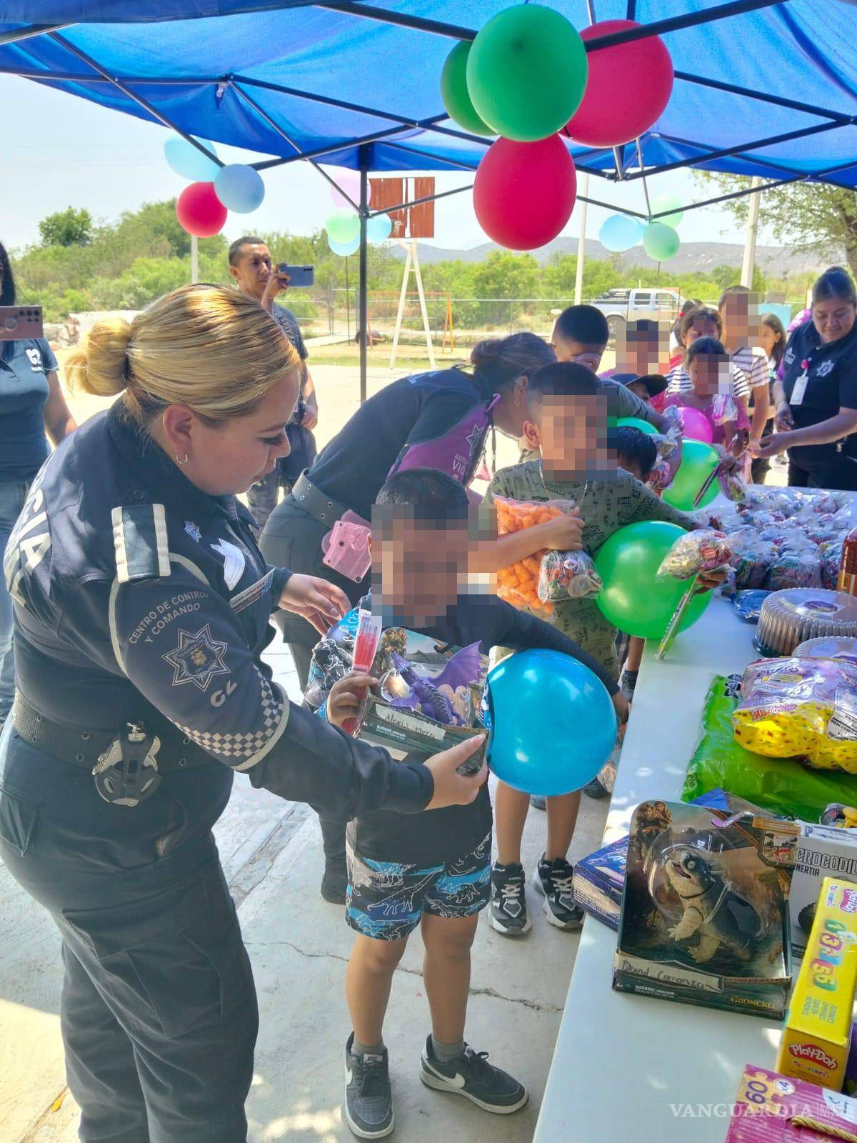 $!Niñas y niños recibieron obsequios durante el festejo realizado en el ejido Santa Rita.