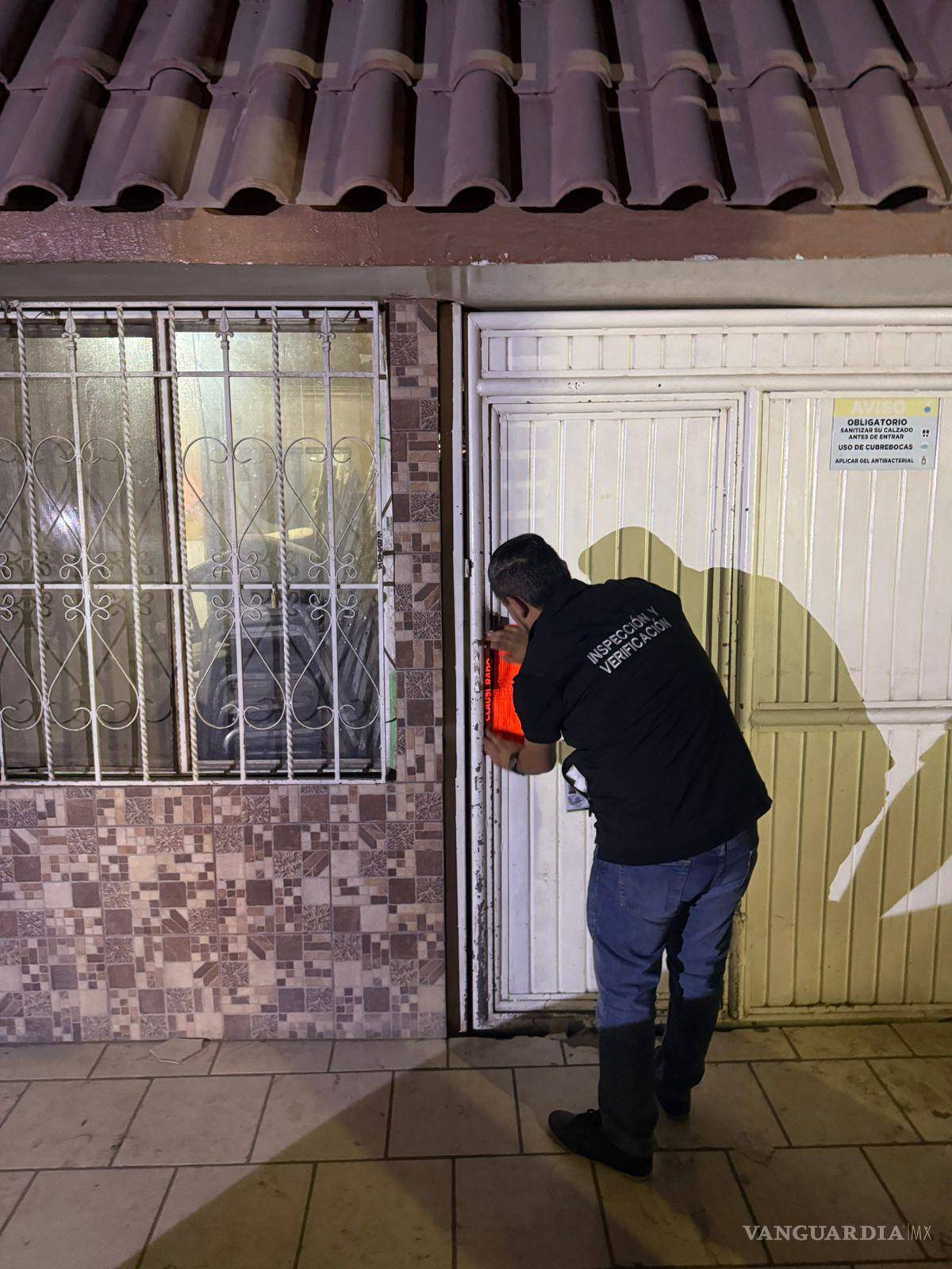 $!Inspectores municipales revisan establecimientos en Torreón previo a las celebraciones de Halloween y Día de Muertos.