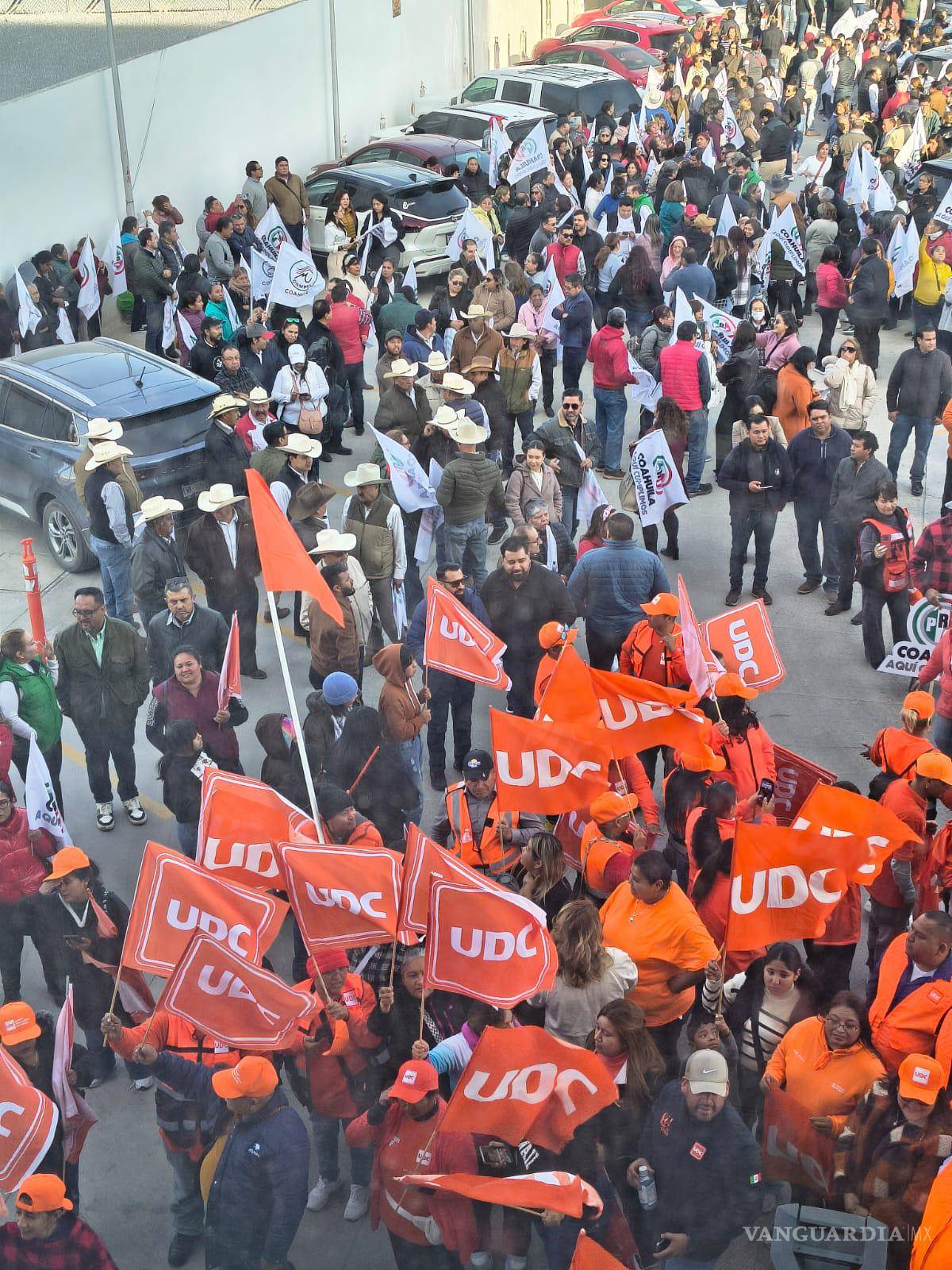 $!Cientos de militantes de UDC y PRI acudieron a la formalización de la alianza de sus partidos ante el INE.