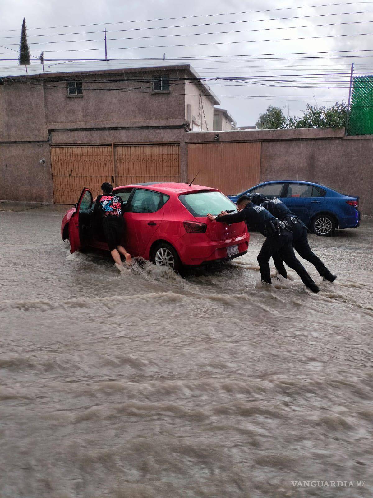 $!Varios vehículos quedaron varados en calles inundadas de Saltillo tras las intensas lluvias que afectaron la ciudad.